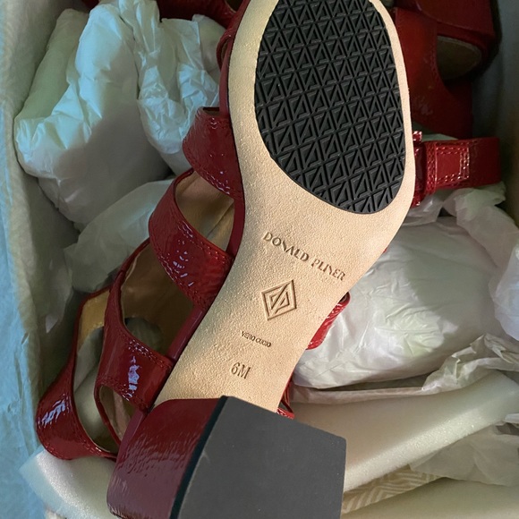 Donald Pliner - Phyllis red sandals size 6 NIB - Picture 2 of 4